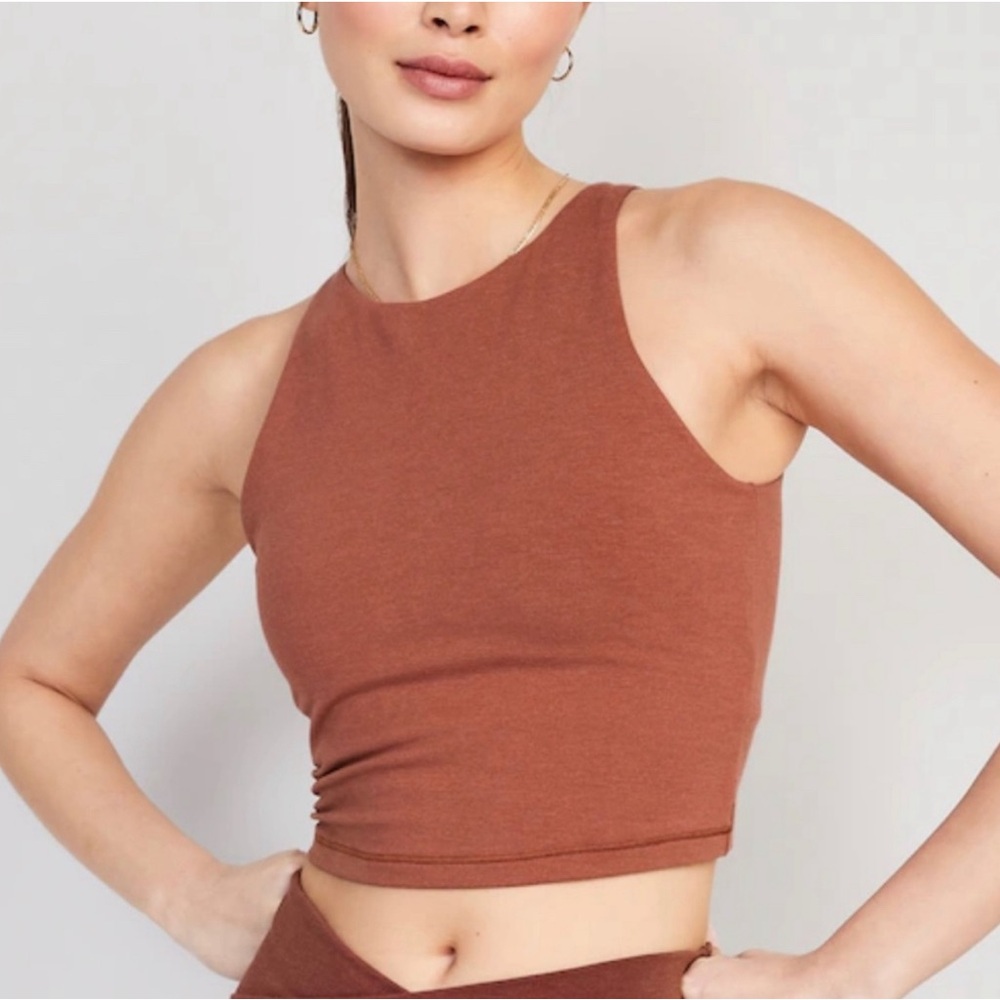 Old Navy PowerChill Long-line Sports Bra in orange. NWT. Size: M